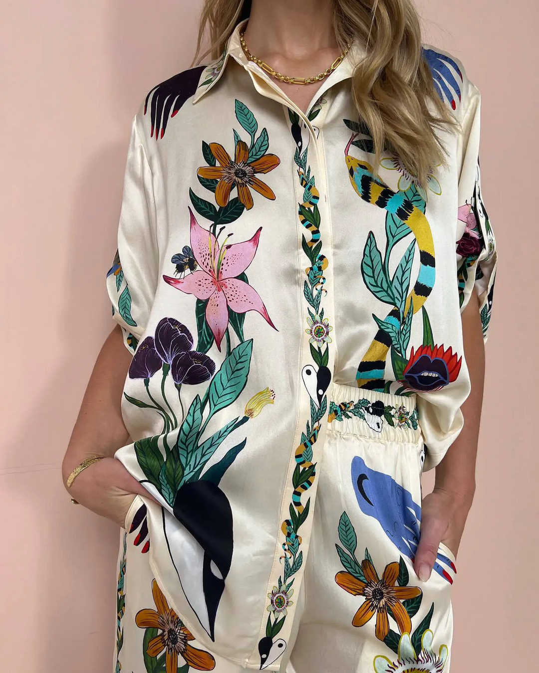 Calluna | Zweiteiliges Set aus Satin mit Graffitidruck für Frauen