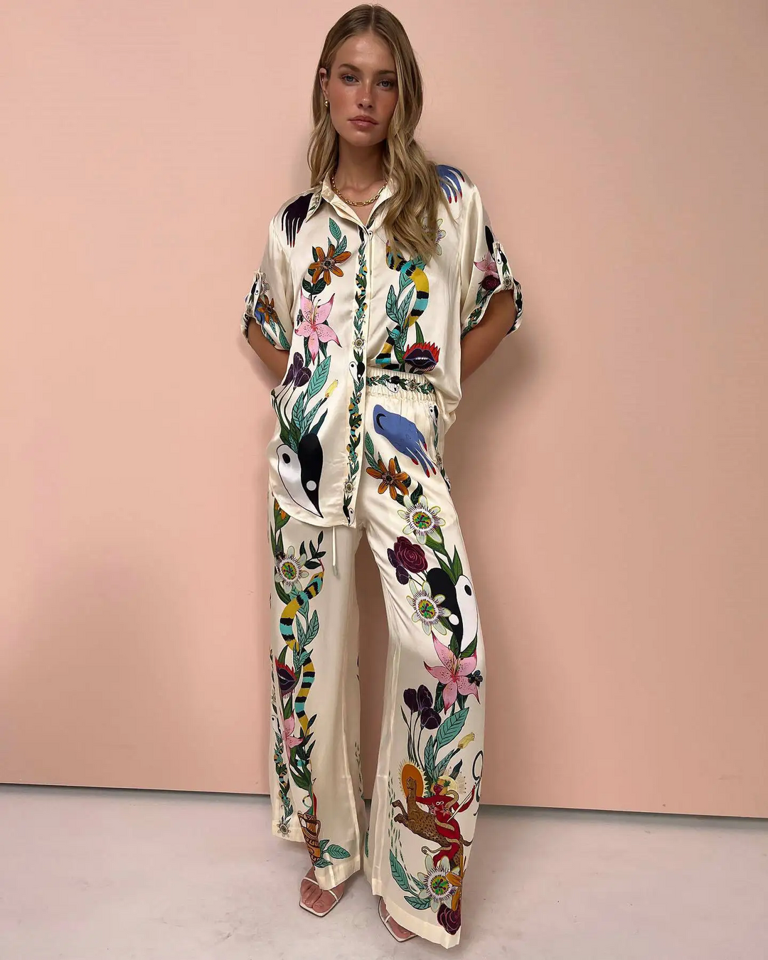 Calluna | Zweiteiliges Set aus Satin mit Graffitidruck für Frauen