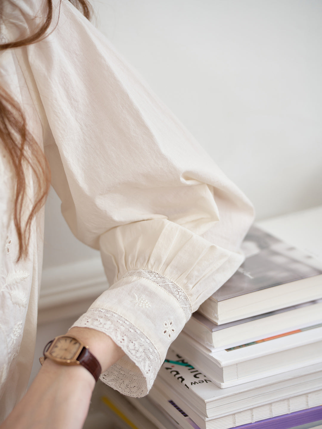 Ylva | Spitzenbluse mit Stickerei