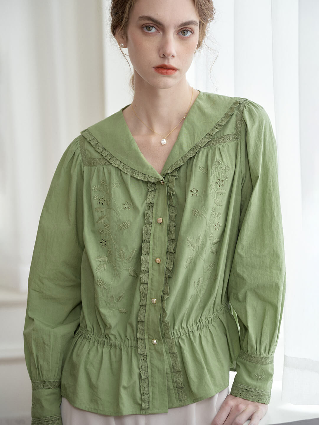 Ylva | Spitzenbluse mit Stickerei