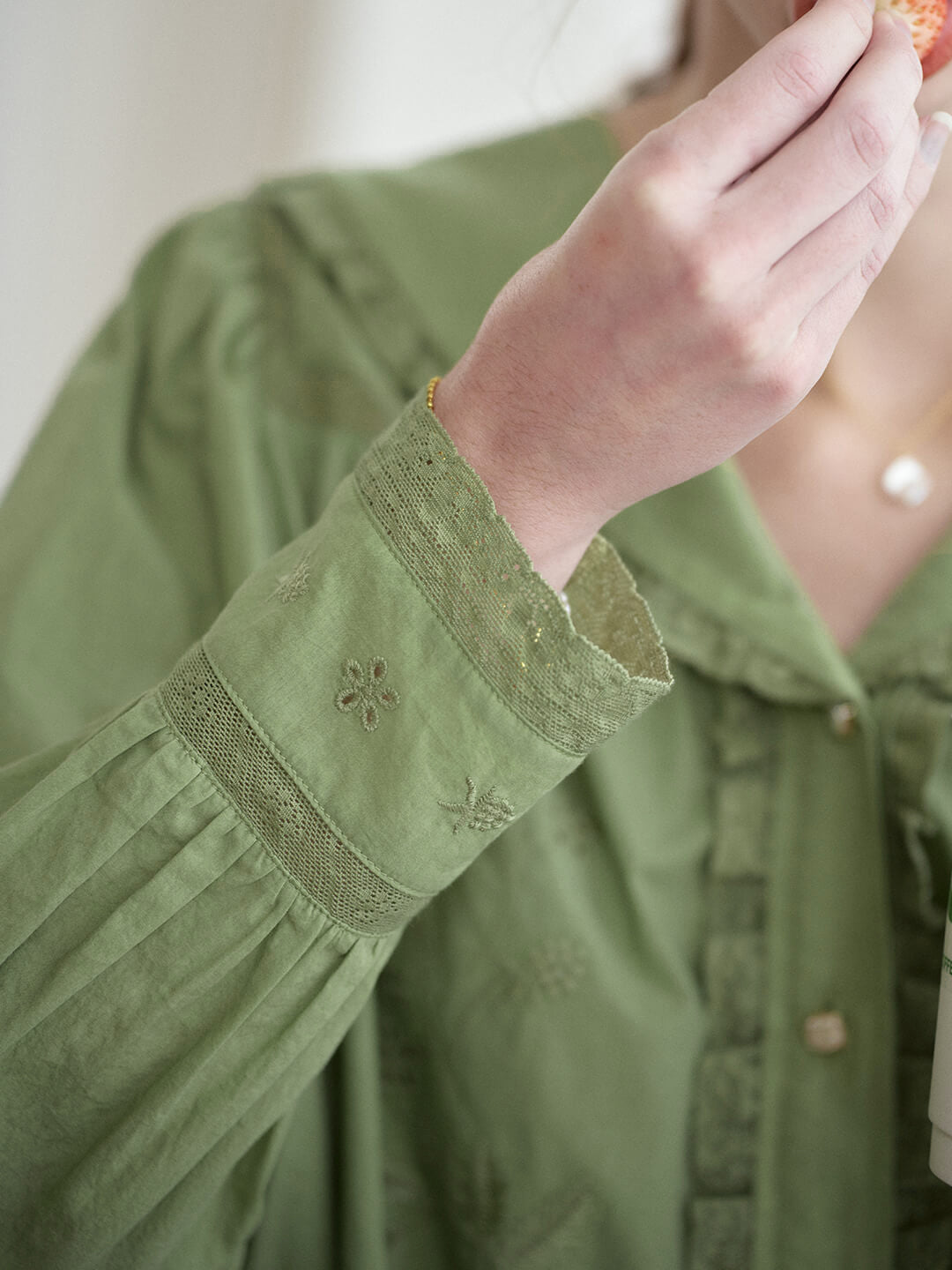 Ylva | Spitzenbluse mit Stickerei