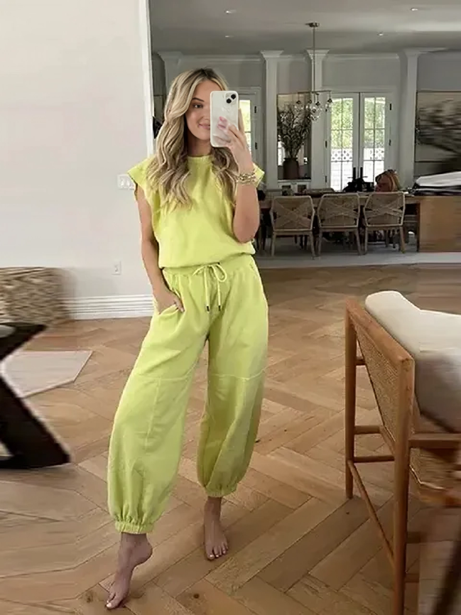 Brisella | Bequemer Jumpsuit mit Taillenband