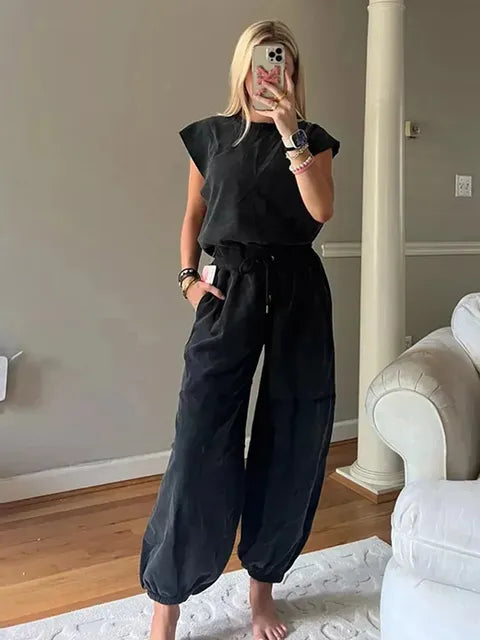 Brisella | Bequemer Jumpsuit mit Taillenband