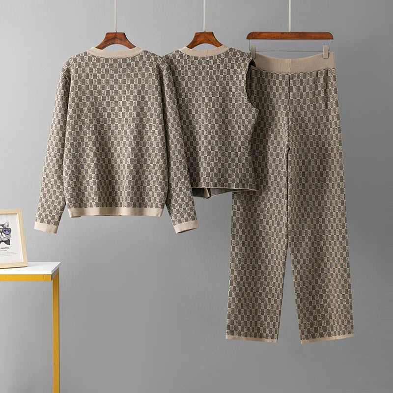 Avenly | Dreiteiliges Strickset mit Goldknöpfen