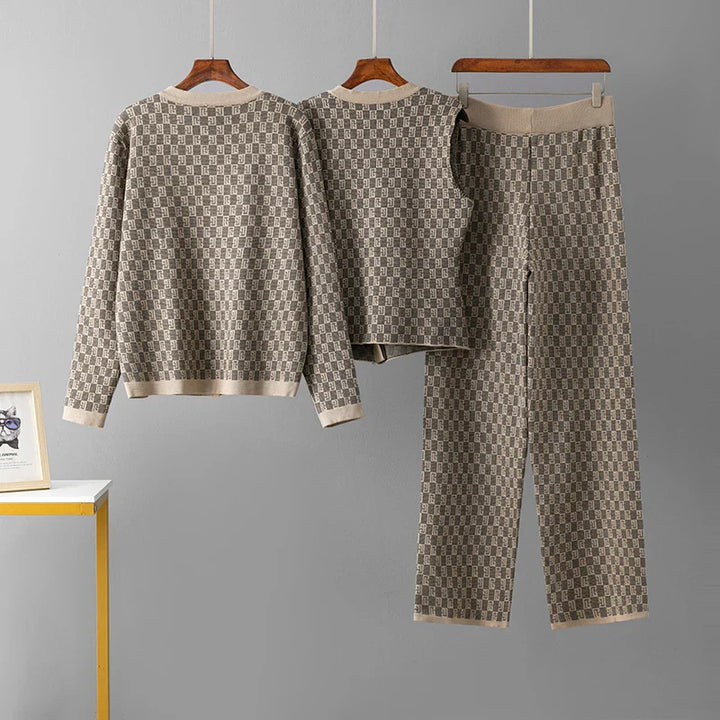 Avenly | Dreiteiliges Strickset mit Goldknöpfen