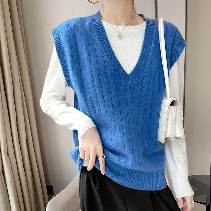 Nicolina | Stilvolle Strickweste mit V-Ringen für Frauen