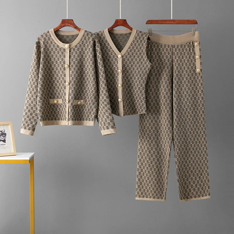 Avenly | Dreiteiliges Strickset mit Goldknöpfen