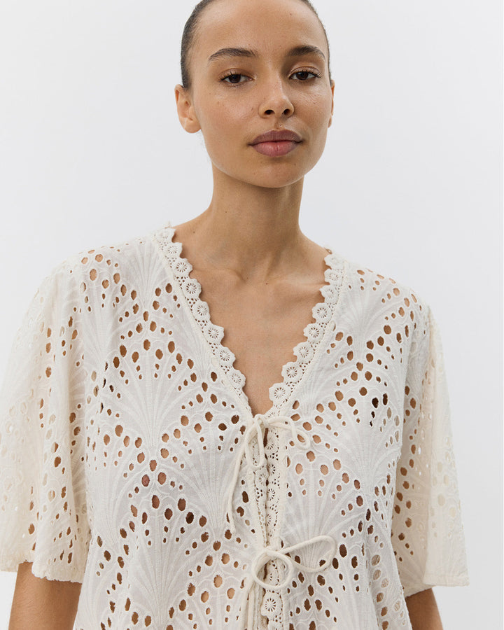 Debora | Elegante Broderie-Bluse